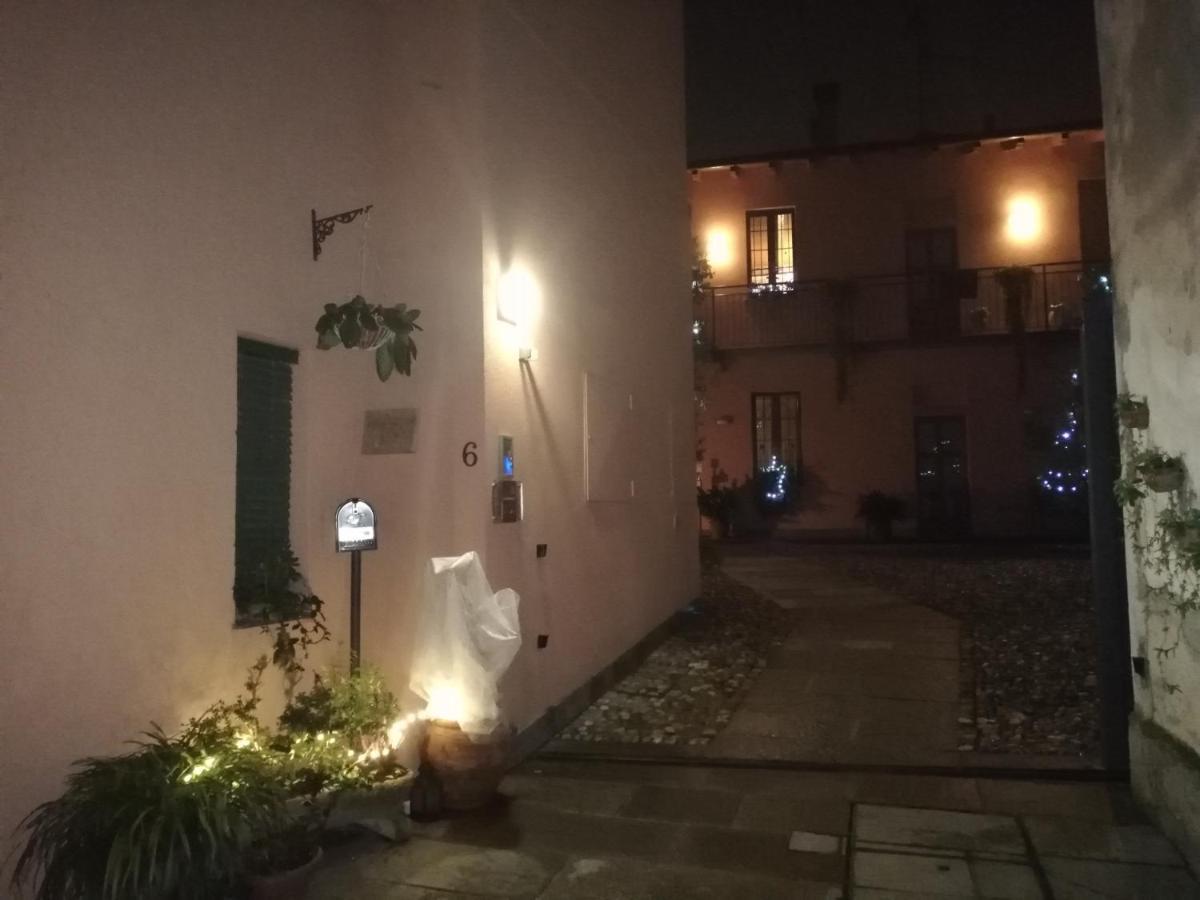 A Due Passi Dal Castello Bed and Breakfast Somma Lombardo Exteriör bild