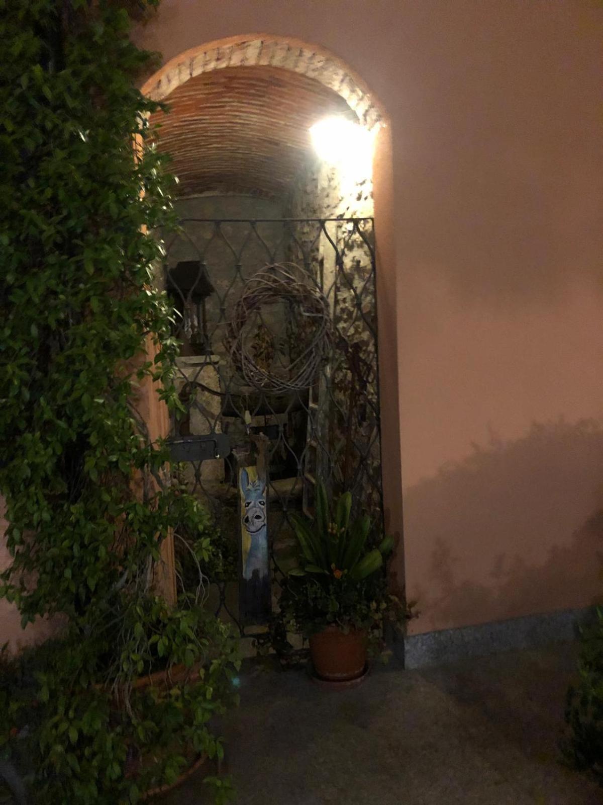 A Due Passi Dal Castello Bed and Breakfast Somma Lombardo Exteriör bild