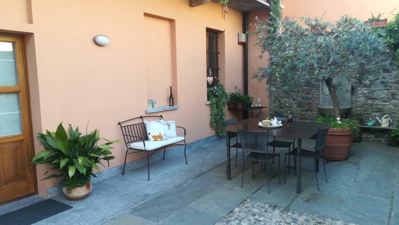A Due Passi Dal Castello Bed and Breakfast Somma Lombardo Exteriör bild